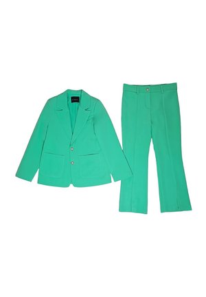 Blazer verde su misura con due tasche frontali e pantaloni a vita alta abbinati con passanti per cintura e chiusura frontale con bottoni.