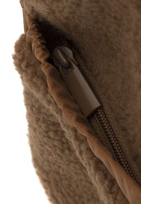 Bruine textielen tas met een gemêleerd wollen buitenkant, voorzien van een tan rits en een geplooide stofrand langs de opening.