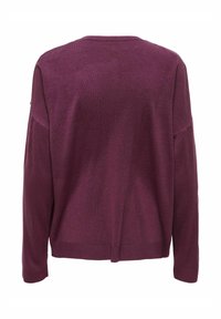 Dunkellila, leichter Strickpullover mit lockerer Silhouette, fallenden Schultern und gerippterabschlusssäume an den Ärmeln und am Saum. Rückansicht angezeigt.