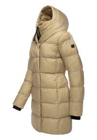 Beige péřová bunda s kapucí, s prošívaným designem, zipovým zapínáním a černými manžetami. Hladká textura a vyšívané logo na rukávu.