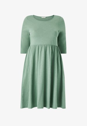 Hellgrünes Kleid mit Rundhals und Dreiviertelärmeln. Es verfügt über eine geraffte Taille und einen fließenden Rock, gefertigt aus einem weichen, glatten Stoff.