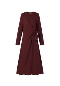 Robe bordeaux à manches longues avec col rond et nœud sur le côté, longueur midi et coupe décontractée sur fond blanc.