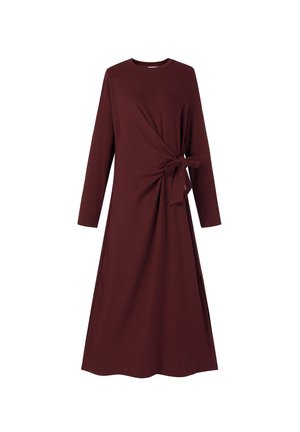 Bordeaux jurk met lange mouwen, ronde halslijn en zijstrik, midi-lengte en relaxed fit op een witte achtergrond.