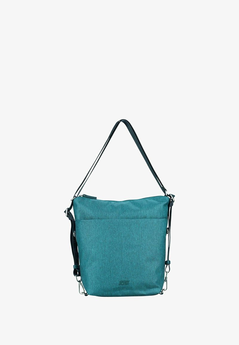 Sac en tissu turquoise avec une finition texturée, bandoulière réglable et fermeture à glissière en haut. Dispose d'une poche avant et de quincaillerie en argent.