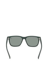 Lunettes de soleil rectangulaires vert foncé avec des verres teintés et des branches légèrement incurvées, vues de face sur un fond blanc.