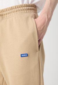 HUGO NAPIN - Tréningruha alsók - medium beige