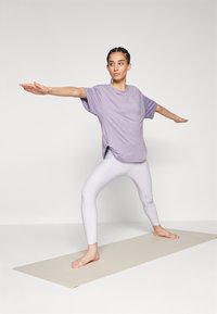 Puma STUDIO TWIST TEE  - Spordi T-särk - pale plum