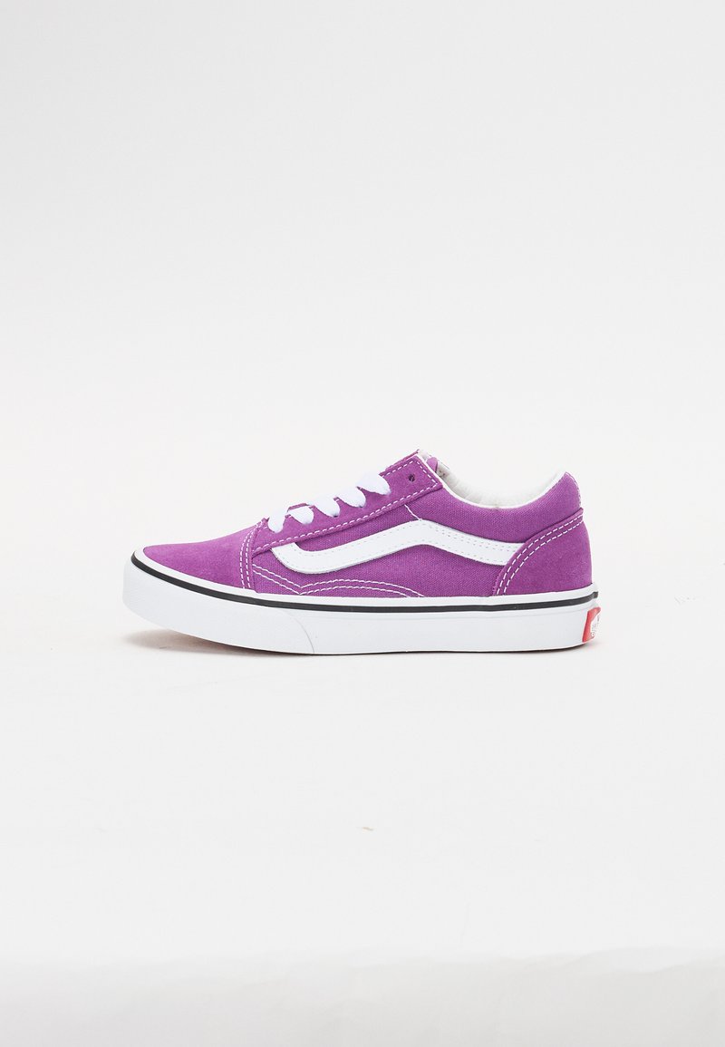 Lila duklåga sneakers med vita accenter, gummisulor och svart rand. Har snörning och vadderad krage.