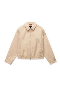 Beżowa lekka kurtka z pełnym suwakiem z przodu, kołnierzem, elastycznym paskiem w talii, bocznymi kieszeniami oraz mankietami zapinanymi na guziki.