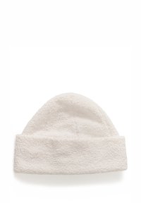 Witte fleece muts met een zachte textuur, afgeronde kroon en omgeslagen boord voor extra warmte. Eenvoudig, onopgesmukt ontwerp.