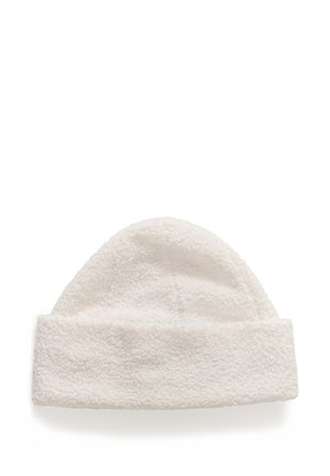 Witte fleece muts met een zachte textuur, afgeronde kroon en omgeslagen boord voor extra warmte. Eenvoudig, onopgesmukt ontwerp.