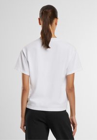aim’n® CLUB BOXY - Nyomott mintás póló - white