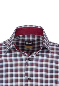 Camicia a quadri rossa, bianca e blu con colletto bordeaux a contrasto; presenta chiusura con bottoni e design moderno.