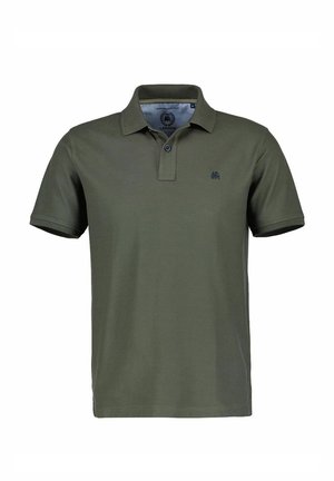 Olivgrünes Poloshirt mit kurzen Ärmeln, einem Kragen, einer Zweiknopf-Leiste und einem kleinen bestickten Logo auf der linken Brust.