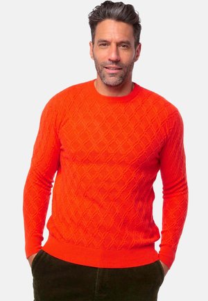 Pull orange vif avec un motif de losanges, col rond, poignets et ourlet côtelés, fabriqué en tissu tricoté texturé.