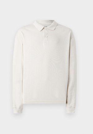 Polo tričko s dlhým rukávom v off-white farbe, vyrobené z mäkkého materiálu. Má klasický golier, tri gombíky a rebrované manžety. Hladká textúra.