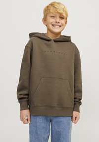 Sudadera de color verde oliva oscuro con un bolsillo frontal y puños acanalados, que presenta el logotipo "JACK & JONES" en un color contrastante en el pecho, combinada con jeans de color azul claro.