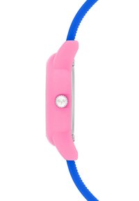 Rosa Silikon-Uhrengehäuse mit einer silbernen Lünette, versehen mit einer runden Krone. Blauer Silikonarmband mit strukturiertem Muster, seitliche Perspektive.
