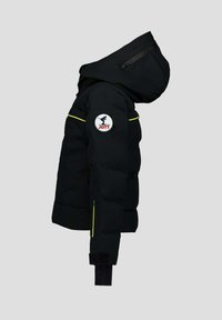 Chaqueta acolchada negra con capucha, costuras amarillas de acento y un parche de logo circular en el brazo. Cuenta con bolsillos con cremallera y puños de velcro.