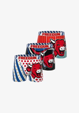 Trois paires de boxers présentant des designs variés : rouge avec un graphique de vache, noir avec des rayures, et bleu avec des pois, tous avec des ceintures en caoutchouc.