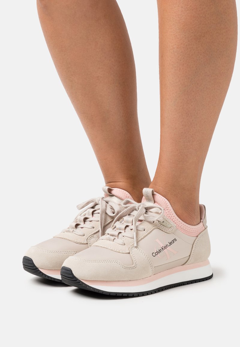 Calvin Klein Jeans RUNNER - Sapatilhas - eggshell/pink blush