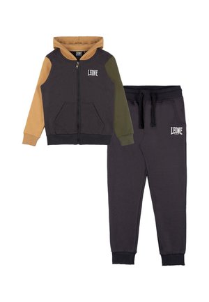 Ensemble de sport foncé pour enfant avec un sweat à capuche zippé aux manches brun clair et vert olive, un pantalon de jogging assorti et des logos Leone blancs.