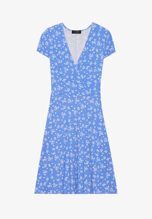 Kék virágmintás, rövid ujjú, átkötős ruha V-nyakkivágással, puha anyagból, szabályos szabású, fehér virágmintákkal díszített rakott szoknyával.