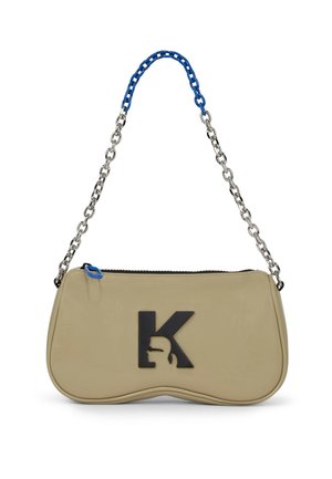 Beige handtas met zwart letter K-logo, zwarte rits met blauwe trekker en zilveren kettingriem deels bedekt met blauwe schakels.