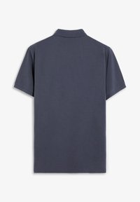 Camisa polo de color azul marino con mangas cortas, textura suave y cuello clásico. La vista trasera muestra un corte suave y uniforme.