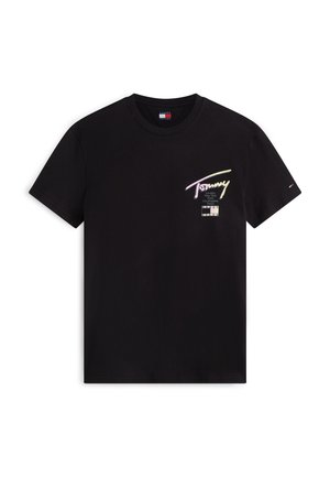 T-shirt noir à manches courtes avec col rond, mettant en avant un texte "Tommy" pastel et des noms de villes sur la poitrine gauche, ainsi qu'un petit logo drapeau sur la manche.