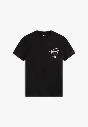 Čierne tričko s krátkym rukávom a okrúhlym výstrihom so svetloružovým nápisom "Tommy" a názvami miest na ľavej strane hrude a malým logom vlajky na rukáve.