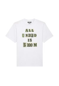 Witte katoenen t-shirt met grote groene dollarbiljetgrafiek en tekst "ALL I NEED IS $100 M" in verschillende lettertypen en groottes.