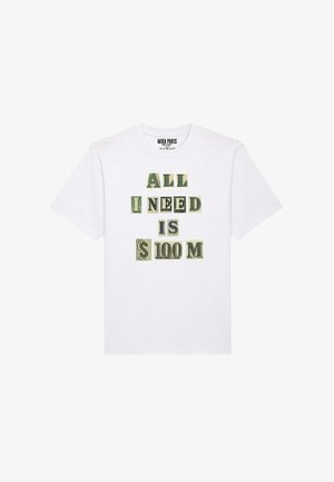 Witte katoenen t-shirt met grote groene dollarbiljetgrafiek en tekst "ALL I NEED IS $100 M" in verschillende lettertypen en groottes.