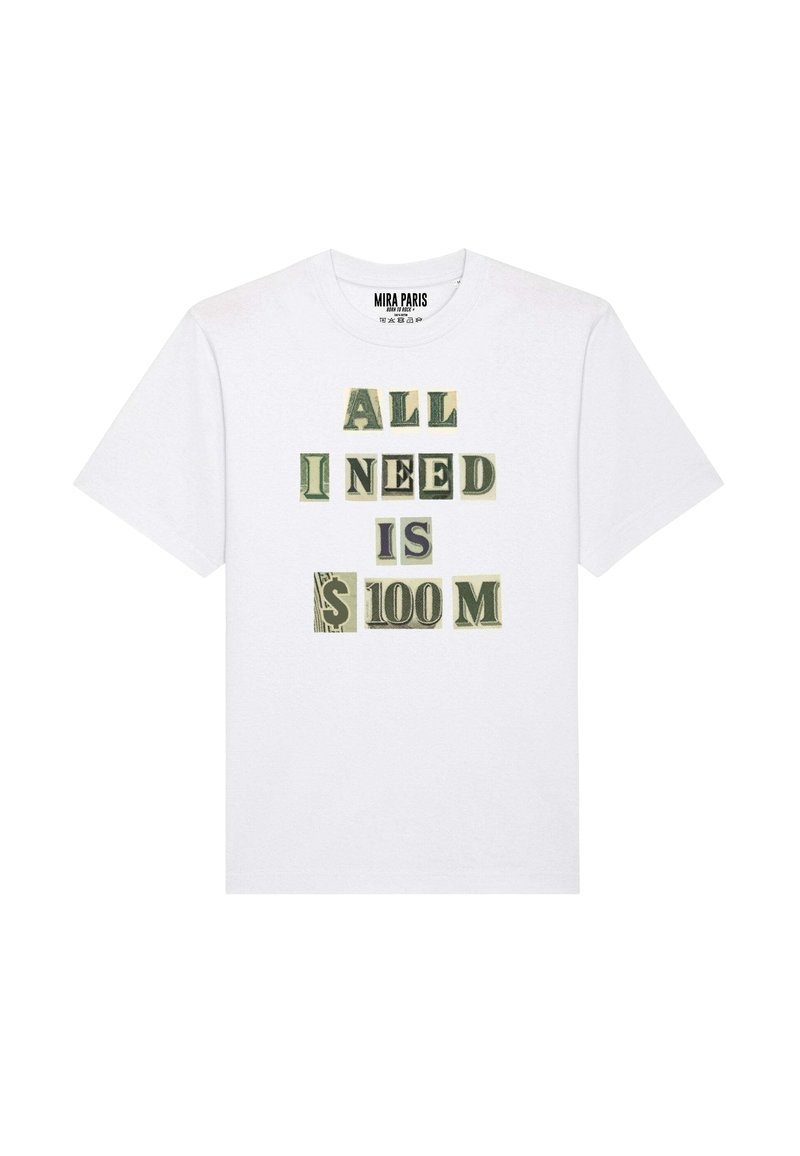 Witte katoenen t-shirt met grote groene dollarbiljetgrafiek en tekst "ALL I NEED IS $100 M" in verschillende lettertypen en groottes.