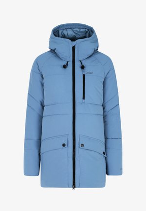 Lichtblauwe pufferjack met een capuchon, voorzien van een voorkantrits, twee grote voorzakken en een kleine borstzak met een zwart accent.