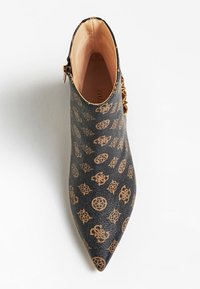 Kotníková bota se špičatou špičkou z texturované černé kůže se zlatými logy a vzory. Má boční zip a zlaté kovové doplňky.