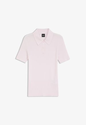 Lyserød ribstrikket polo med korte ærmer, tre knapper og BOSS-mærke indeni kraven.