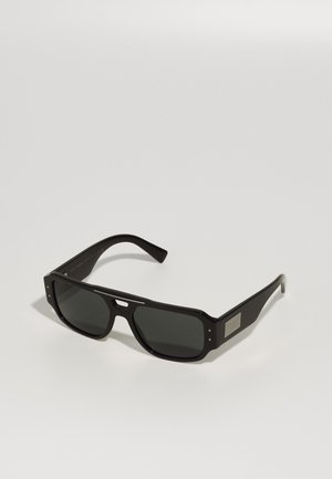 Óculos de sol pretos com formato retangular, lentes escuras, armações de plástico brilhante e detalhes em metal nas hastes.