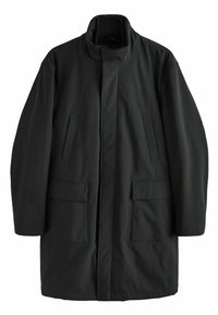 Abrigo negro a la altura de la rodilla con cuello alto, dos bolsillos laterales y dos bolsillos delanteros tipo parche. Tejido exterior liso, diseño minimalista.