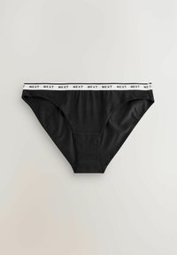 Svarta bomullsboxer med en vit elastisk midjeband där ordet "NEXT" är tryckt i svart. Mjuk tygkvalitet, medelhög design och slät textur.