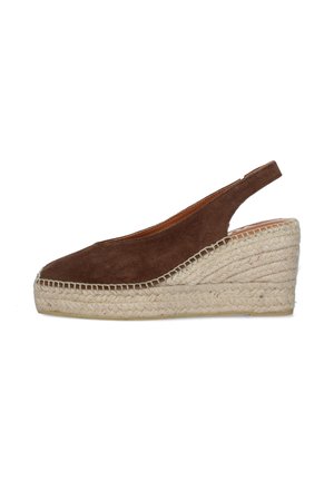 Espadrilla zeppa in camoscio marrone con suola platform in juta intrecciata e cinturino sul tallone, vista laterale su sfondo bianco.