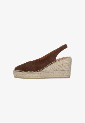 Espadrilla zeppa in camoscio marrone con suola platform in juta intrecciata e cinturino sul tallone, vista laterale su sfondo bianco.