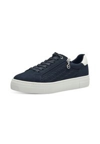 Sneakers blu navy con pannello laterale testurizzato, suola in gomma bianca e lacci grigi. Presentano accessori in argento e una finitura liscia e opaca.
