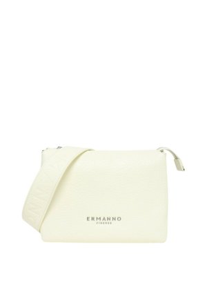 Borsa a tracolla rettangolare color crema con tracolla larga e cerniera argentata, logo "ERMANNO FIRENZE" impresso sul davanti.