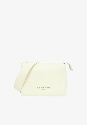 Borsa a tracolla rettangolare color crema con tracolla larga e cerniera argentata, logo "ERMANNO FIRENZE" impresso sul davanti.