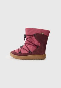 Dames enkelboots in roze en bordeaux, met een textuur bovenkant, elastische veters en een rubberen zool met een patroon.