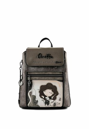 Piccolo zaino grigio scuro con illustrazione di una ragazza dei cartoni animati, tasca frontale con cerniera, patta superiore con nome del marchio e portachiavi decorativo sul lato.