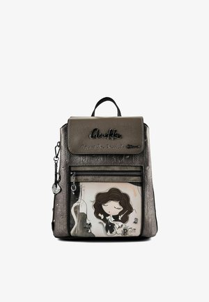 Piccolo zaino grigio scuro con illustrazione di una ragazza dei cartoni animati, tasca frontale con cerniera, patta superiore con nome del marchio e portachiavi decorativo sul lato.