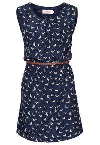 Robe sans manches bleu marine avec imprimé oiseaux blancs, encolure plissée, jupe portefeuille et fine ceinture marron à la taille.