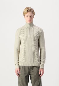 Maglione lavorato a maglia grigio chiaro con collo alto e zip a metà, caratterizzato da un motivo a treccia testurizzato e polsini e orlo a costine.